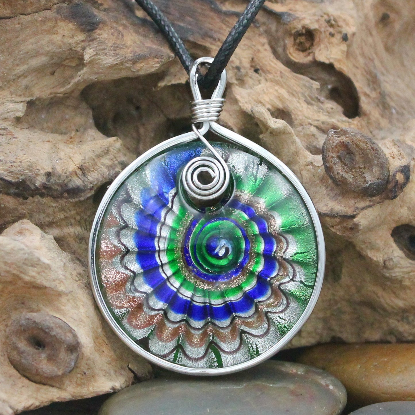 BESHEEK Handmade Murano Inspired Blown Glass Lampwork Art Green Spiral Waves Necklace Pendant ? Handcrafted Artisan Hypoallergenic Italian Style Jewelry