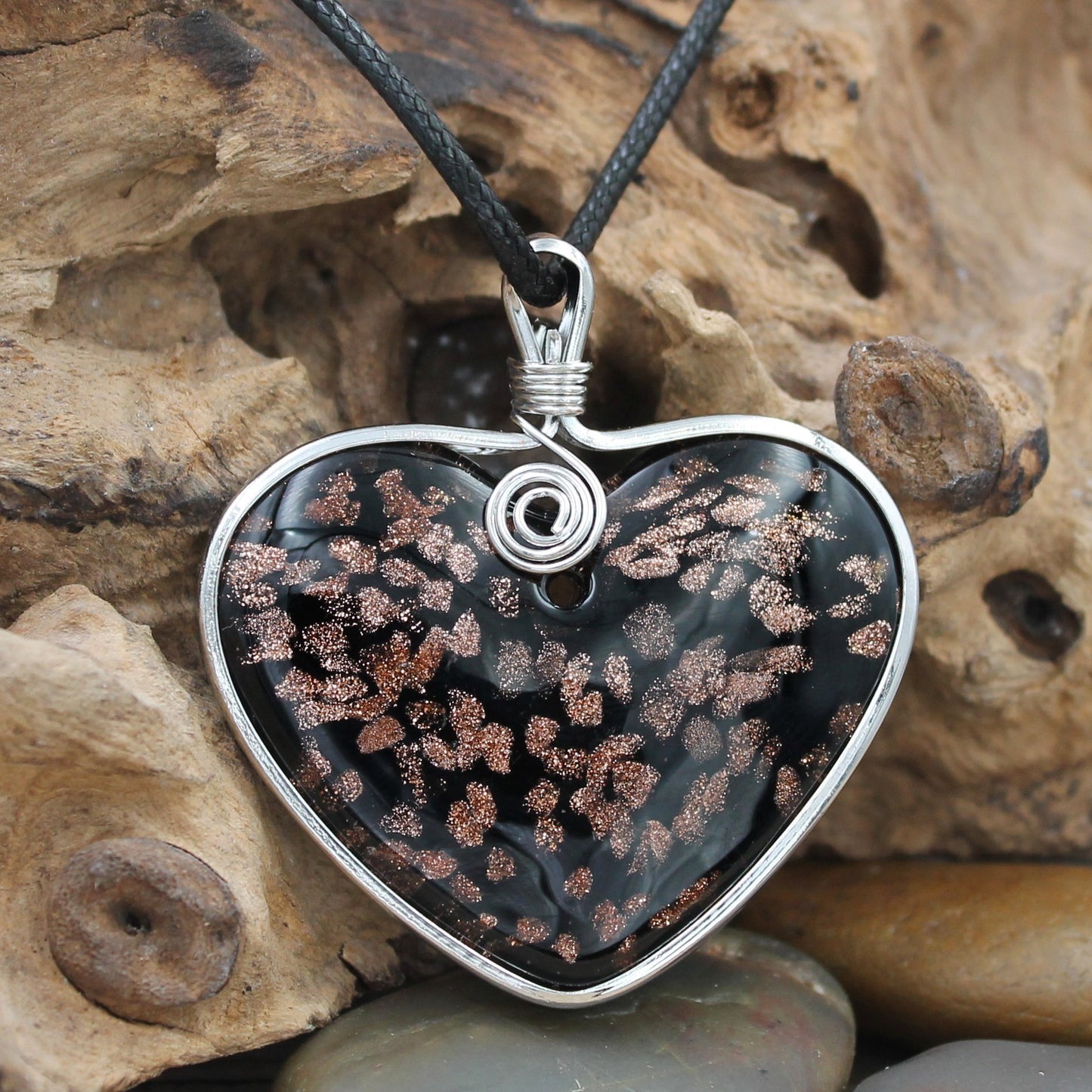 BESHEEK Handmade Murano Inspired Blown Glass Lampwork Art Black and Gold Heart Necklace Pendant ? Handcrafted Artisan Hypoallergenic Italian Style Jewelry