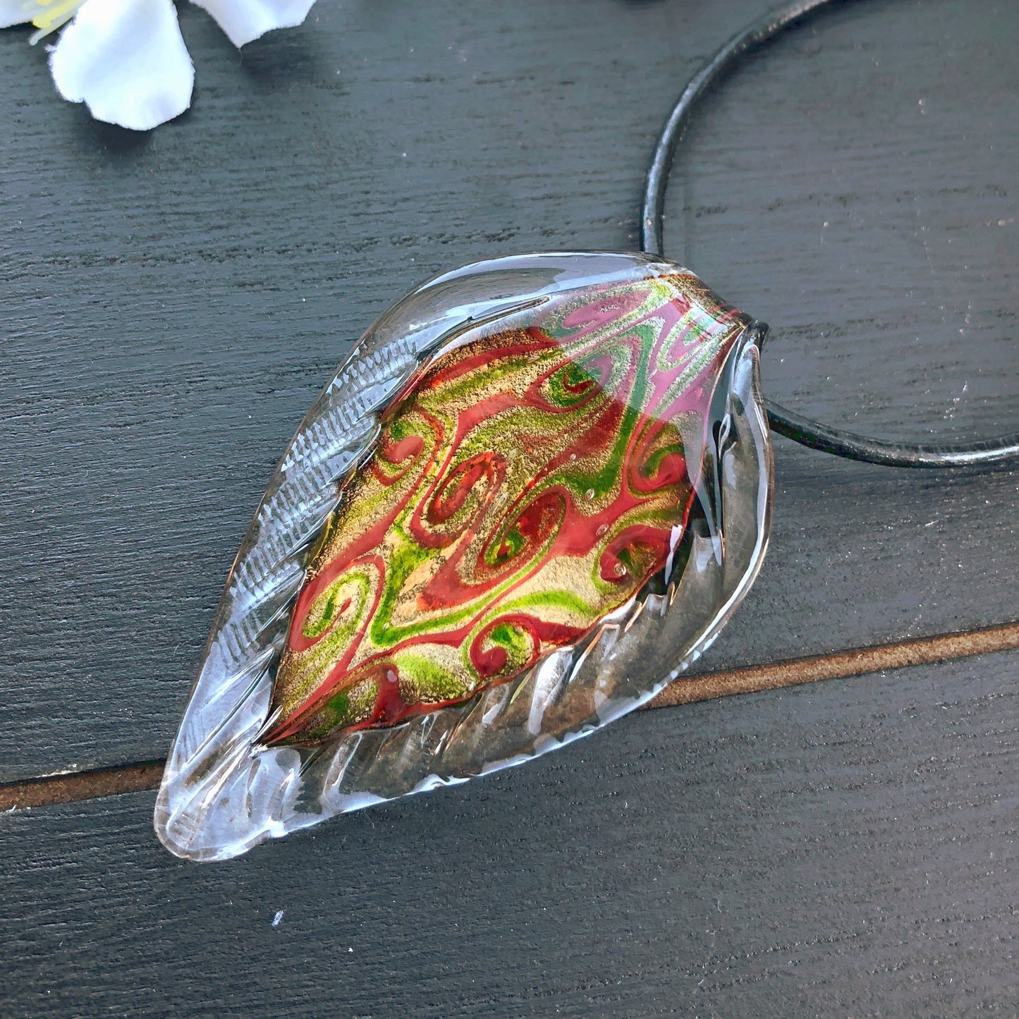 BESHEEK Handmade Murano Inspired Blown Glass Lampwork Art Clear Goldtone Leaf Red/Green Glass Pendant ? Handcrafted Artisan Hypoallergenic Italian Style Jewelry